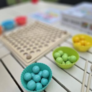 Loje me Rruaza Ngjyrash- Puzzle për Përqendrim & Aftësi Motorike