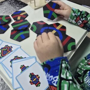 Puzzle Logjik me Forma dhe Ngjyra